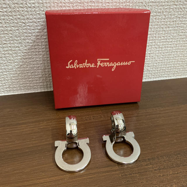 Salvatore Ferragamo(サルヴァトーレフェラガモ)のサルバトーレフェラガモ   イヤリング　ステンレス レディースのアクセサリー(イヤリング)の商品写真