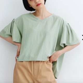 メルロー(merlot)のmerlot 新品未使用 Ｖネックトップス(カットソー(半袖/袖なし))