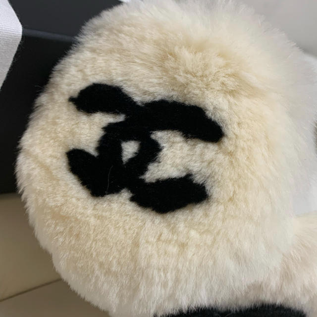 CHANEL(シャネル)のモモちゃん様ご専用　♡ 新品未使用！CHANEL イヤーマフ　 レディースのファッション小物(イヤーマフ)の商品写真