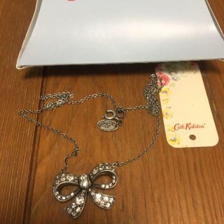 キャスキッドソン(Cath Kidston)のCath Kidston　シルバーリボンネックレス　ギフトboxあり　アクセサリ(ネックレス)