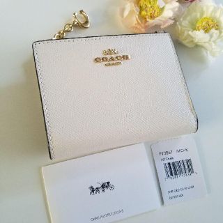 コーチ(COACH)の新品【COACH コーチ】 チャーム付き折り財布 (白)(財布)