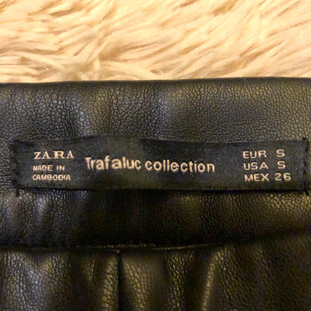 ZARA(ザラ)のZARA フェイクレザーパンツ／ブラック レディースのパンツ(スキニーパンツ)の商品写真
