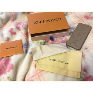 ルイヴィトン(LOUIS VUITTON)の VUITTON iPhoneケース マヒナ グレー ベージュ(iPhoneケース)