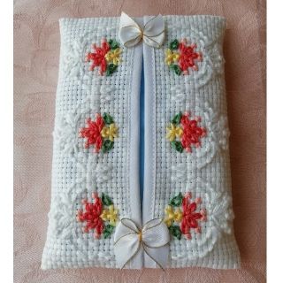 刺繍のミニティッシュケース　新品(ポーチ)