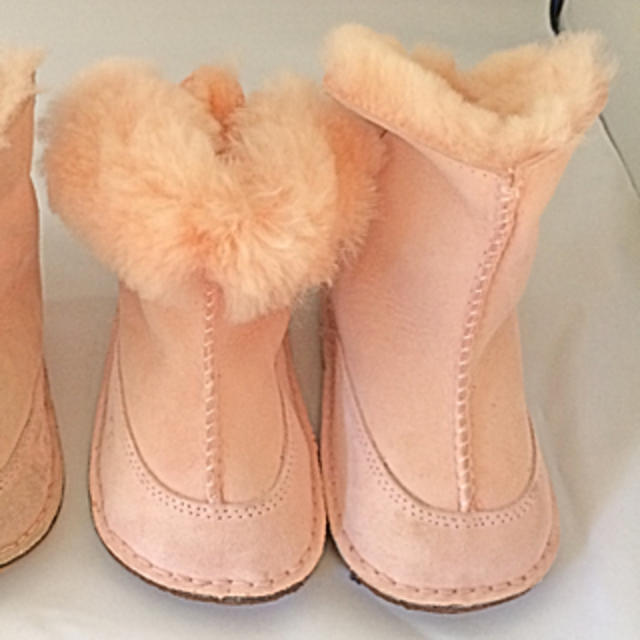 UGG(アグ)のUGG kids 未使用 ピンク Ｌ キッズ/ベビー/マタニティのキッズ靴/シューズ(15cm~)(ブーツ)の商品写真