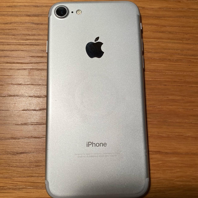 iPhone(アイフォーン)のiPhone7 32GB SIMフリー　シルバー スマホ/家電/カメラのスマートフォン/携帯電話(スマートフォン本体)の商品写真