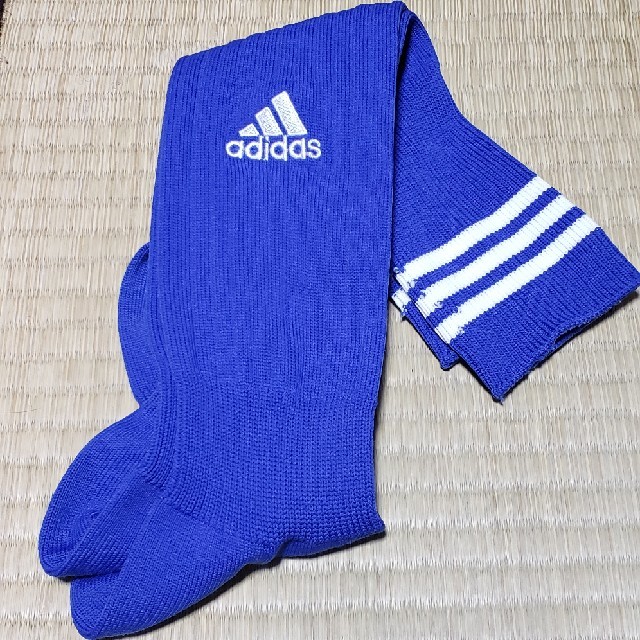 adidas(アディダス)のらんらんさん専用アディダスサッカーソックスブルー少年子供用 スポーツ/アウトドアのサッカー/フットサル(ウェア)の商品写真