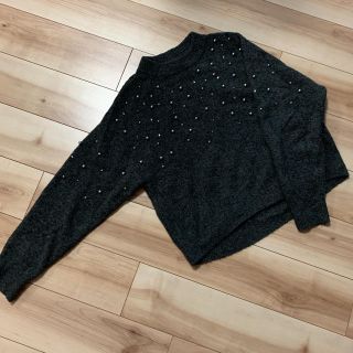 エイチアンドエム(H&M)のパール付き　モックネックニット(ニット/セーター)