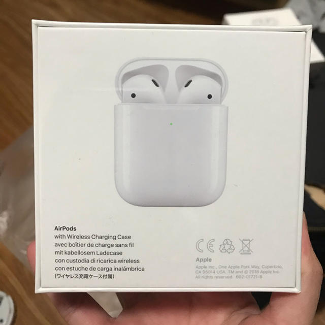 AppleAirPods with Wireless Charging Case