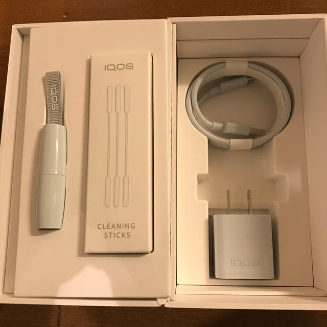 IQOS(アイコス)の値下　新品未使用　IQOS3 ブリリアントゴールド メンズのファッション小物(タバコグッズ)の商品写真