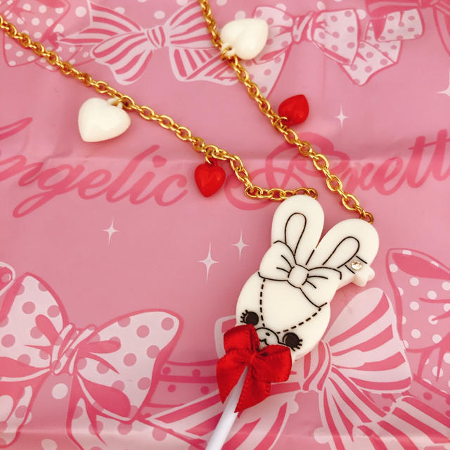 Angelic Pretty(アンジェリックプリティー)のAngelic Pretty はにかみベアチョコレートネックレスシロ レディースのアクセサリー(ネックレス)の商品写真