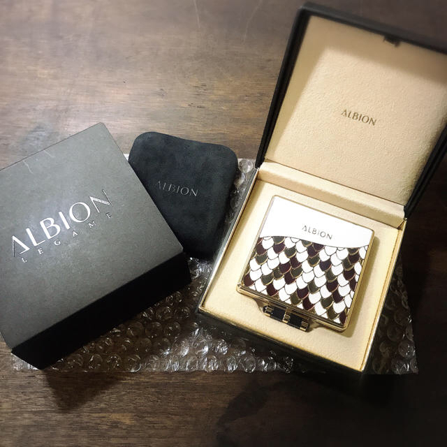 ALBION(アルビオン)の【新品】ALBION×BVLGARI  レガァーメ（おしろい） コスメ/美容のベースメイク/化粧品(フェイスパウダー)の商品写真