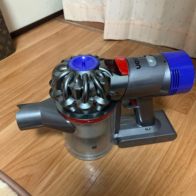 Dyson - ダイソンSV10 コードレスクリーナーの通販 by ピッコロ's shop｜ダイソンならラクマ