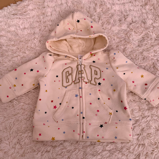 babyGAP(ベビーギャップ)の星柄パーカー 新品未使用 キッズ/ベビー/マタニティのベビー服(~85cm)(カーディガン/ボレロ)の商品写真