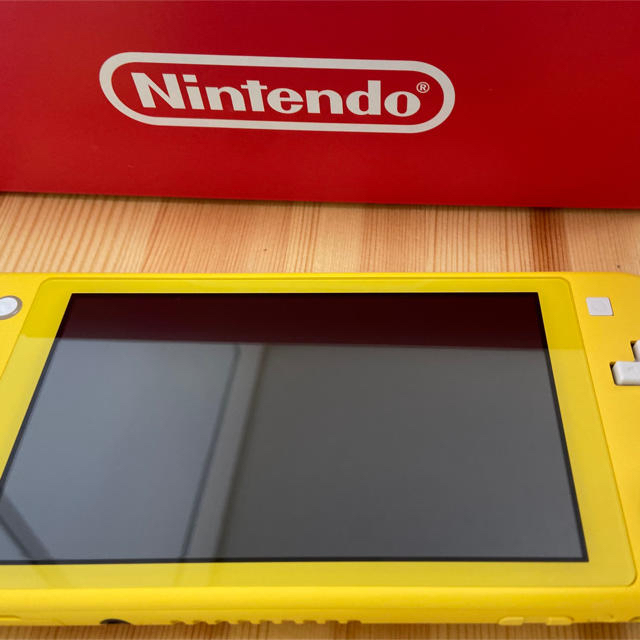 Nintendo Switch Lite イエロー美品 エンタメ/ホビーのゲームソフト/ゲーム機本体(家庭用ゲーム機本体)の商品写真