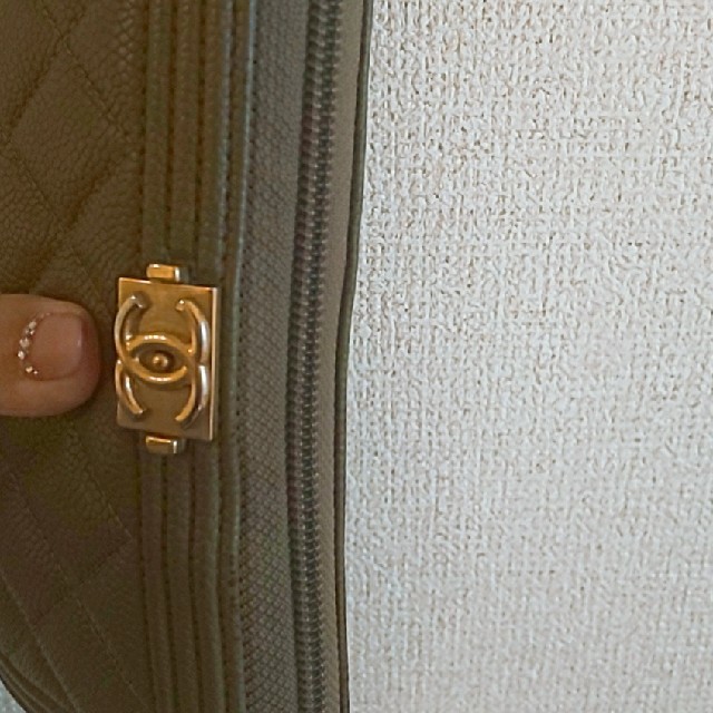 CHANEL(シャネル)の週末お値下げ☆BOYCHANEL長財布 カーキ色 金具ゴールド  レディースのファッション小物(財布)の商品写真