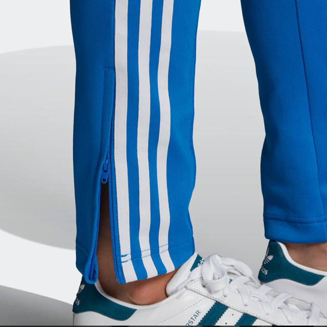 adidas(アディダス)のアディダス オリジナルストラックパンツSST TRACK PANTS S レディースのパンツ(カジュアルパンツ)の商品写真