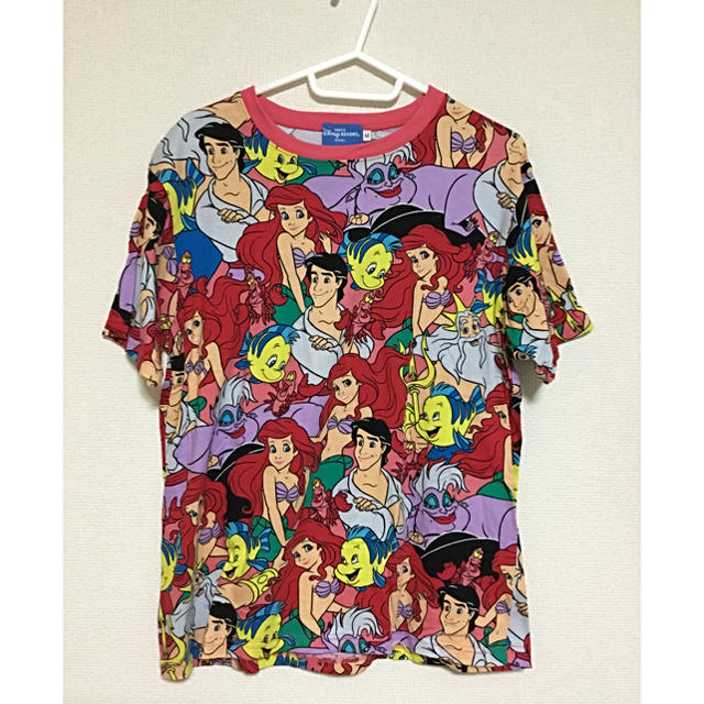 Disney(ディズニー)の【ディズニー】Tシャツ　アリエル　リトルマーメイド　総柄 レディースのトップス(Tシャツ(半袖/袖なし))の商品写真