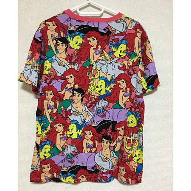 Disney(ディズニー)の【ディズニー】Tシャツ　アリエル　リトルマーメイド　総柄 レディースのトップス(Tシャツ(半袖/袖なし))の商品写真