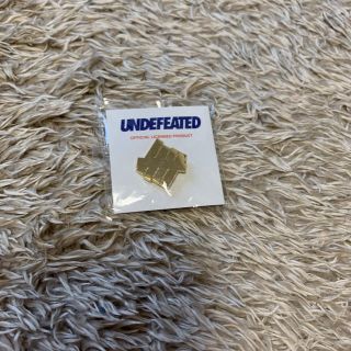 アンディフィーテッド(UNDEFEATED)のUndefeated 金バッチ(その他)