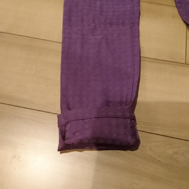 GU(ジーユー)のカラーパンツ 紫 M スキニーパンツ レディース レディースのパンツ(スキニーパンツ)の商品写真