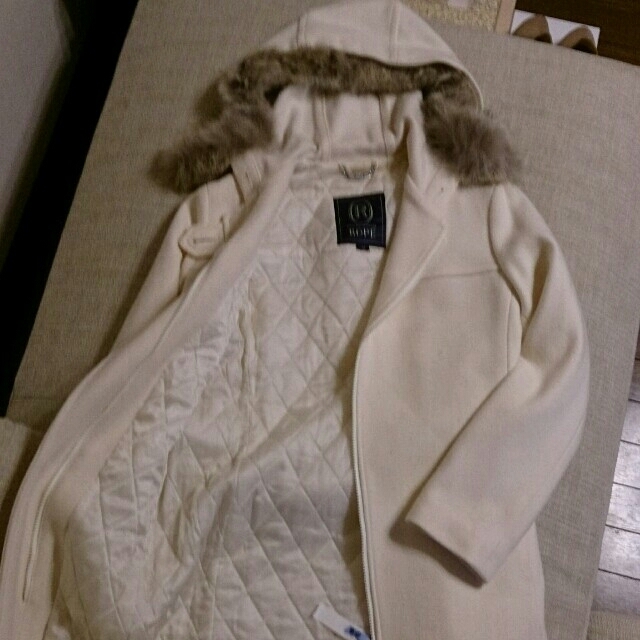 ROPE’(ロペ)のロペ        ホワイトロングコート レディースのジャケット/アウター(ロングコート)の商品写真