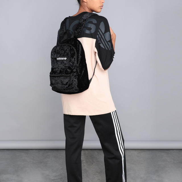 adidas(アディダス)のadidas Originals アディダス バックパック リュック 黒 ベロア レディースのバッグ(リュック/バックパック)の商品写真