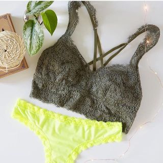 アメリカンイーグル(American Eagle)のaerie ブラトップ　ブラレット　グレー　カーキ　ジムウェア　授乳ブラ(ブラ)