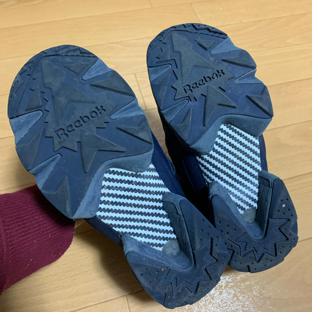 Reebok(リーボック)のポンプフューリー  ポンプヒューリー　23.0cm  美品　ネイビー　ブラック キッズ/ベビー/マタニティのキッズ靴/シューズ(15cm~)(スニーカー)の商品写真