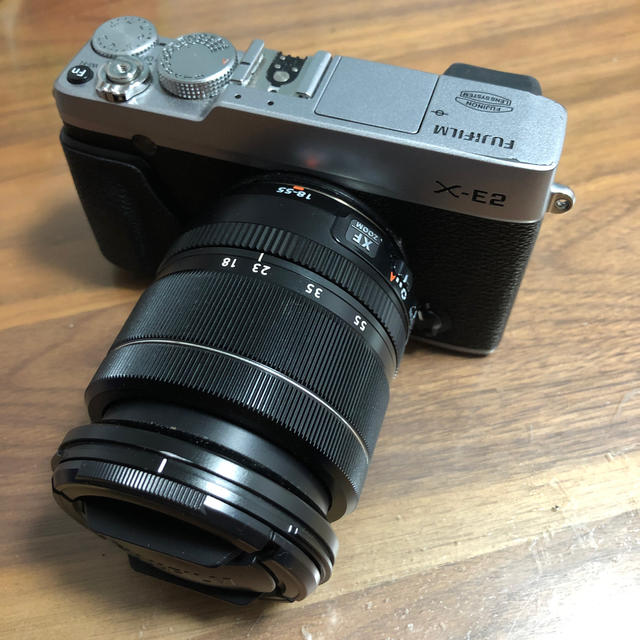 富士フイルム(フジフイルム)の富士フイルムX-E2 ＋ XF 18-55mm ズームレンズキット スマホ/家電/カメラのカメラ(ミラーレス一眼)の商品写真