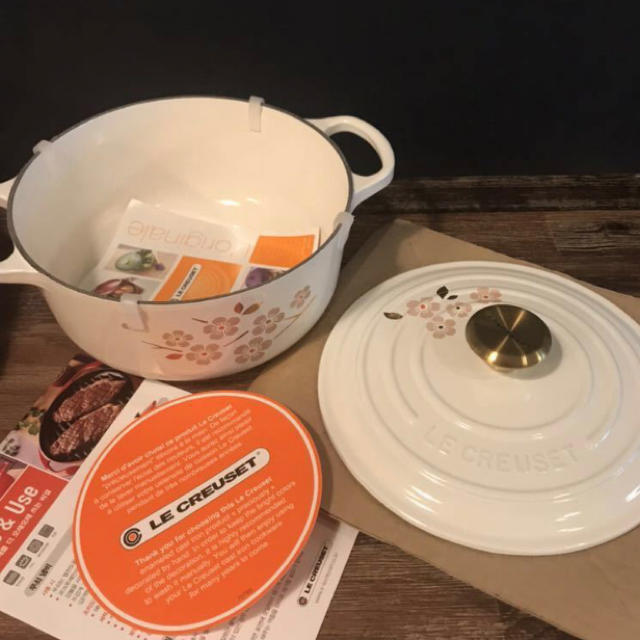 LE CREUSET(ルクルーゼ)の☆海外限定☆ ル・クルーゼ 桜 サクラ インテリア/住まい/日用品のキッチン/食器(鍋/フライパン)の商品写真