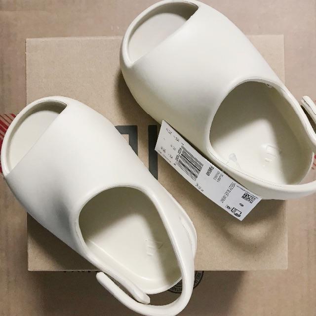 adidas(アディダス)の日本未発売【約14.0cm】YEEZY SLIDE INFANT BONE キッズ/ベビー/マタニティのベビー靴/シューズ(~14cm)(サンダル)の商品写真
