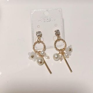 お花のピアス 白系(ピアス)