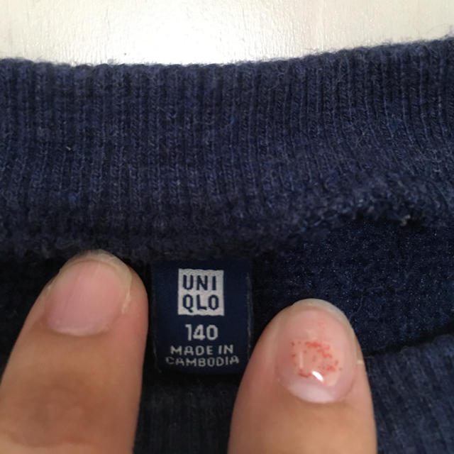 UNIQLO(ユニクロ)のユニクロ　セーター　紺　140サイズ キッズ/ベビー/マタニティのキッズ服男の子用(90cm~)(ニット)の商品写真