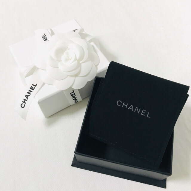 CHANEL(シャネル)の【j17様専用】新品 CHANEL エンブレム ブローチ レディースのアクセサリー(ブローチ/コサージュ)の商品写真