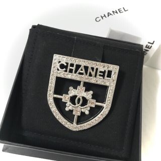 シャネル(CHANEL)の【j17様専用】新品 CHANEL エンブレム ブローチ(ブローチ/コサージュ)