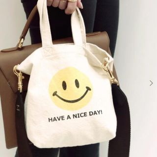 アパルトモンドゥーズィエムクラス(L'Appartement DEUXIEME CLASSE)のドゥージーエムクラス SMILEY FACE SMILE BAG (ショルダーバッグ)