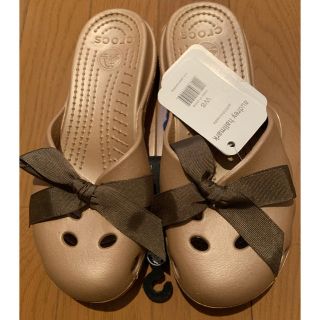 クロックス(crocs)の【新品】クロックスオードリー　リボンサンダルw8(サンダル)