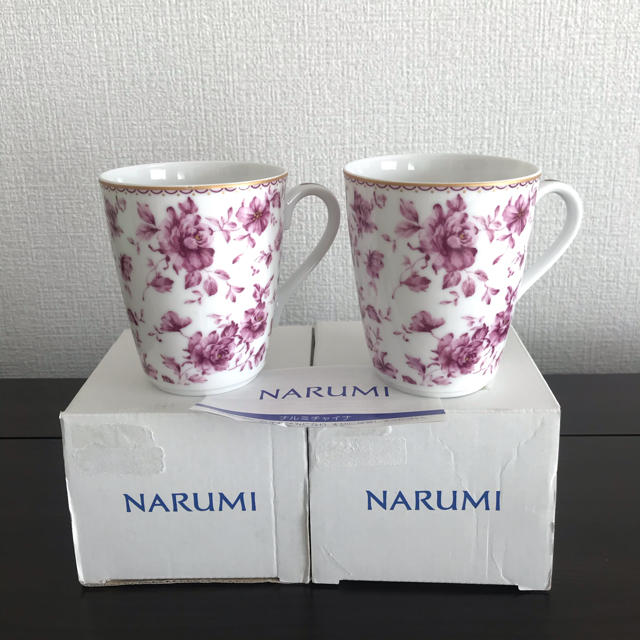 NARUMI(ナルミ)のNARUMI  ペアカップ　花　未使用 インテリア/住まい/日用品のキッチン/食器(グラス/カップ)の商品写真