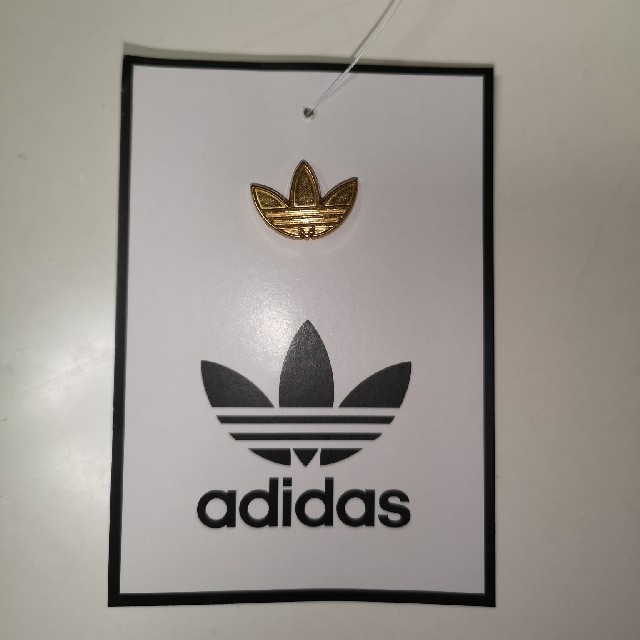 adidas(アディダス)のアディダス　ピンバッジ エンタメ/ホビーのアニメグッズ(バッジ/ピンバッジ)の商品写真