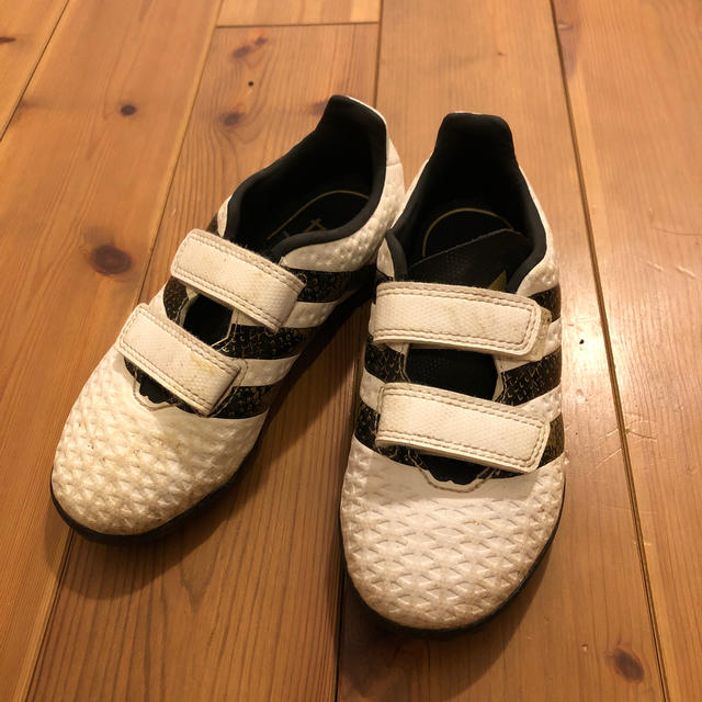 adidas(アディダス)のadidas  18㌢　トレシュ スポーツ/アウトドアのサッカー/フットサル(シューズ)の商品写真