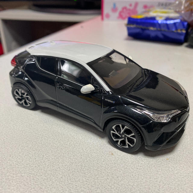 トヨタ(トヨタ)のTOYOTA C-HR ミニカー　CHR 1/30 カラーサンプル エンタメ/ホビーのおもちゃ/ぬいぐるみ(ミニカー)の商品写真