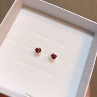 ジュエリーツツミ(JEWELRY TSUTSUMI)のTSUTSUMI  ガーネット　ハート　ピアス(ピアス)