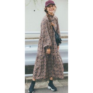 ハコ(haco!)の【スザンヌさんコラボ】小花柄のハイネックティアードロングワンピース　完売品(ロングワンピース/マキシワンピース)