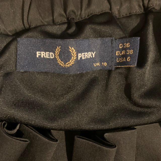 FRED PERRY(フレッドペリー)のFRED PERRY 膝丈スカート ミニスカート レディースのスカート(ひざ丈スカート)の商品写真