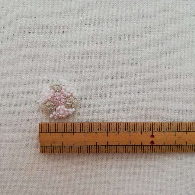 刺繍ピアス　フラワー　淡いピンク ハンドメイドのアクセサリー(ピアス)の商品写真