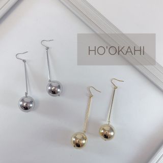 揺れる メタリックボール ピアス/イヤリング(ピアス)