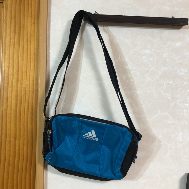 adidas(アディダス)のadidas ショルダーバック メンズのバッグ(ショルダーバッグ)の商品写真