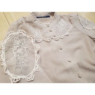 アンアナザーアンジェラス(an another angelus)のan3刺繍レーススタンドカラーブラウス(シャツ/ブラウス(半袖/袖なし))