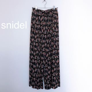 スナイデル(SNIDEL)のsnidel フラワープリーツワイドパンツ (バギーパンツ)